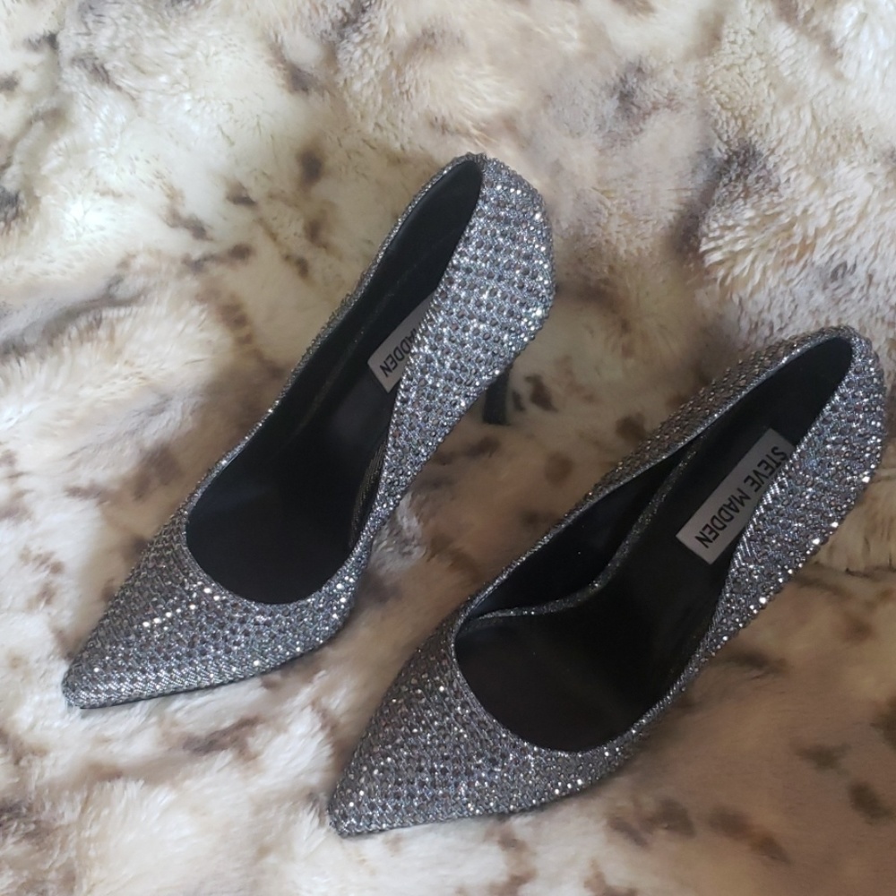 Steve Madded Daisie Pointy- Toe Pump